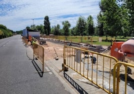 Cuadrillas municipales en las obras de los nuevos estacionamientos junto al río