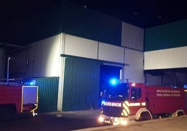 Los bomberos tuvieron que emplearse a fondo durante varias horas para sofocar el fuego