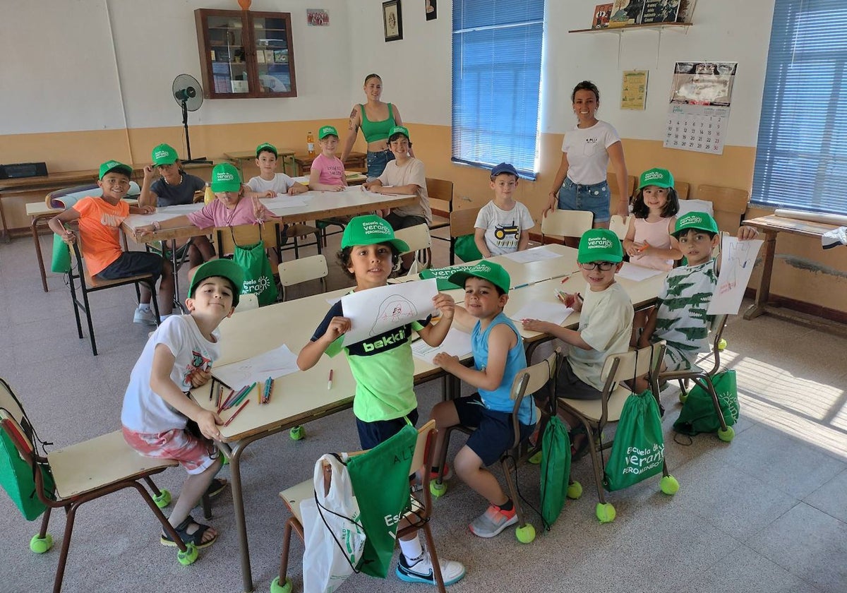 Imagen de los primeros participantes de este año en la escuela de verano de Peromingo.