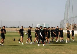 Los jugadores del Unionistas, en el comienzo del entrenamiento este martes