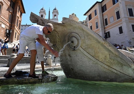 Turistas refrescándose en la Plaza de España de Roma (Italia).