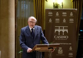 El catedrático en Oftalmología durante una intervención en el Casino de Salamanca.