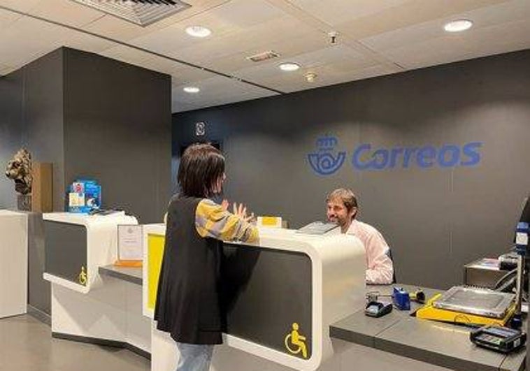 Correos abrirá este jueves sus oficinas hasta que «el último ciudadano deposite su voto»