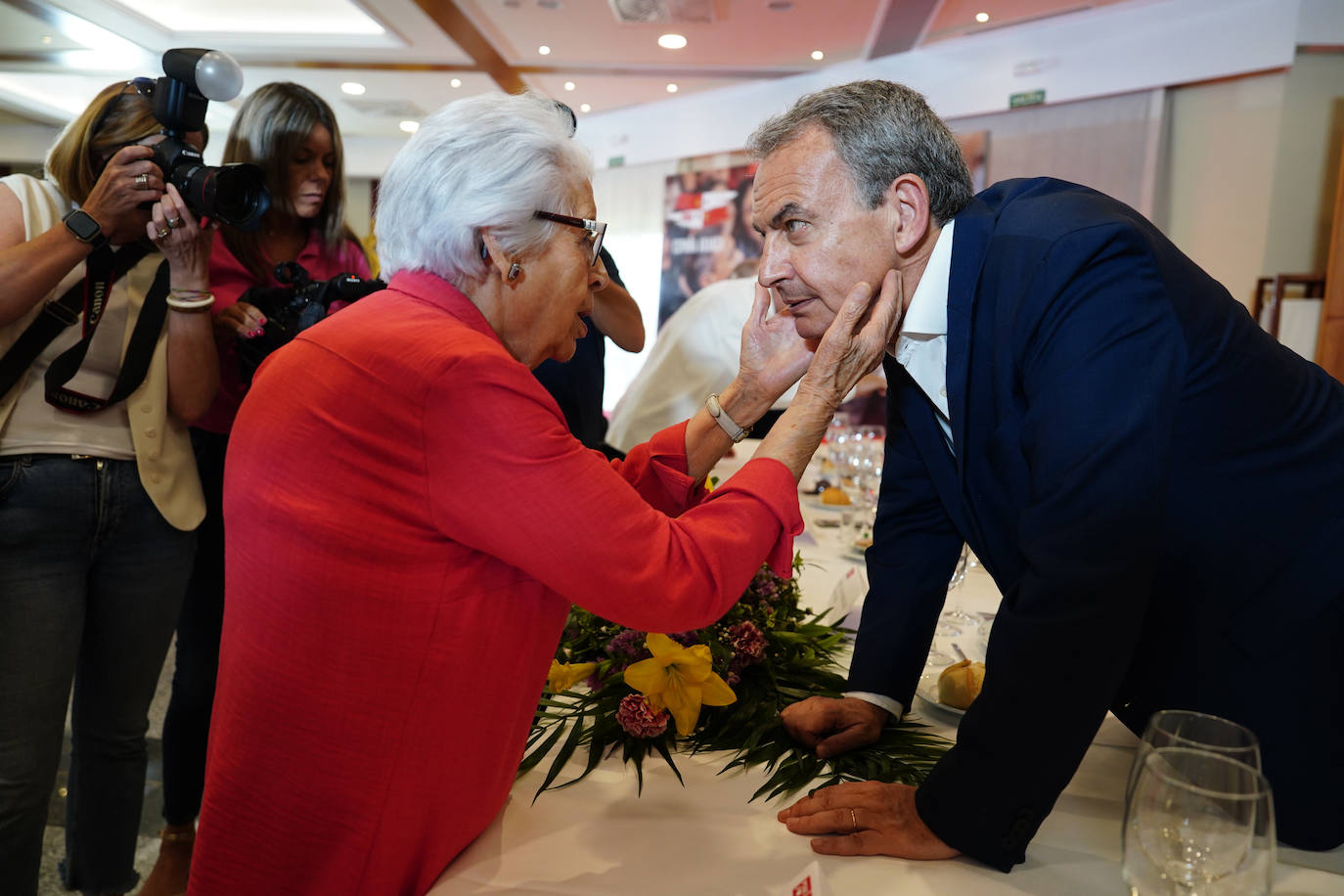 Zapatero pide en Salamanca a los votantes de centro y los de Podemos el voto para el PSOE