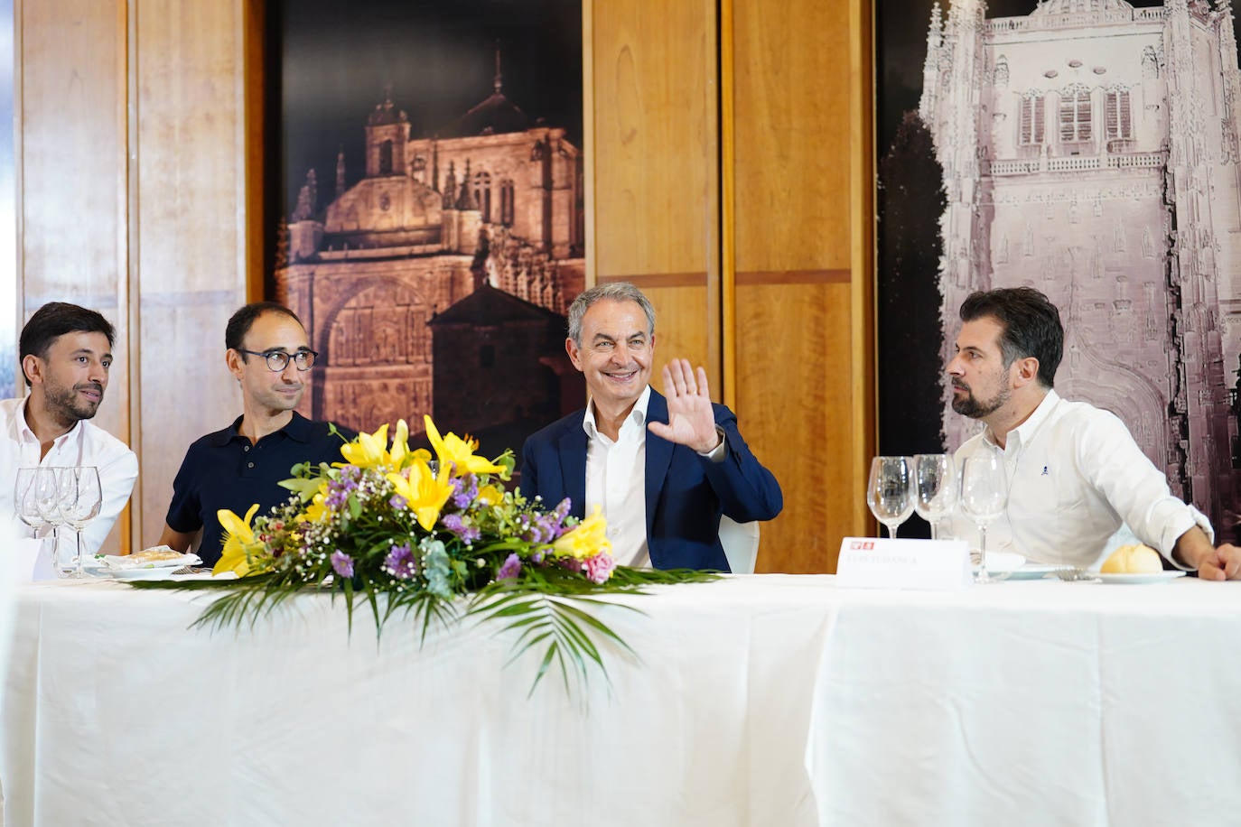 Zapatero pide en Salamanca a los votantes de centro y los de Podemos el voto para el PSOE