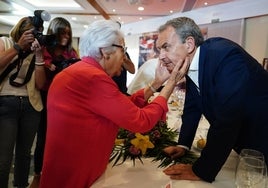 José Luis Rodríguez Zapatero, acariciado por una simpatizante en el acto celebrado en Salamanca