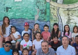 Foto de familia con Enrique Sánchez-Guijo y el resto de invitados con los pequeños participantes en el campamento.