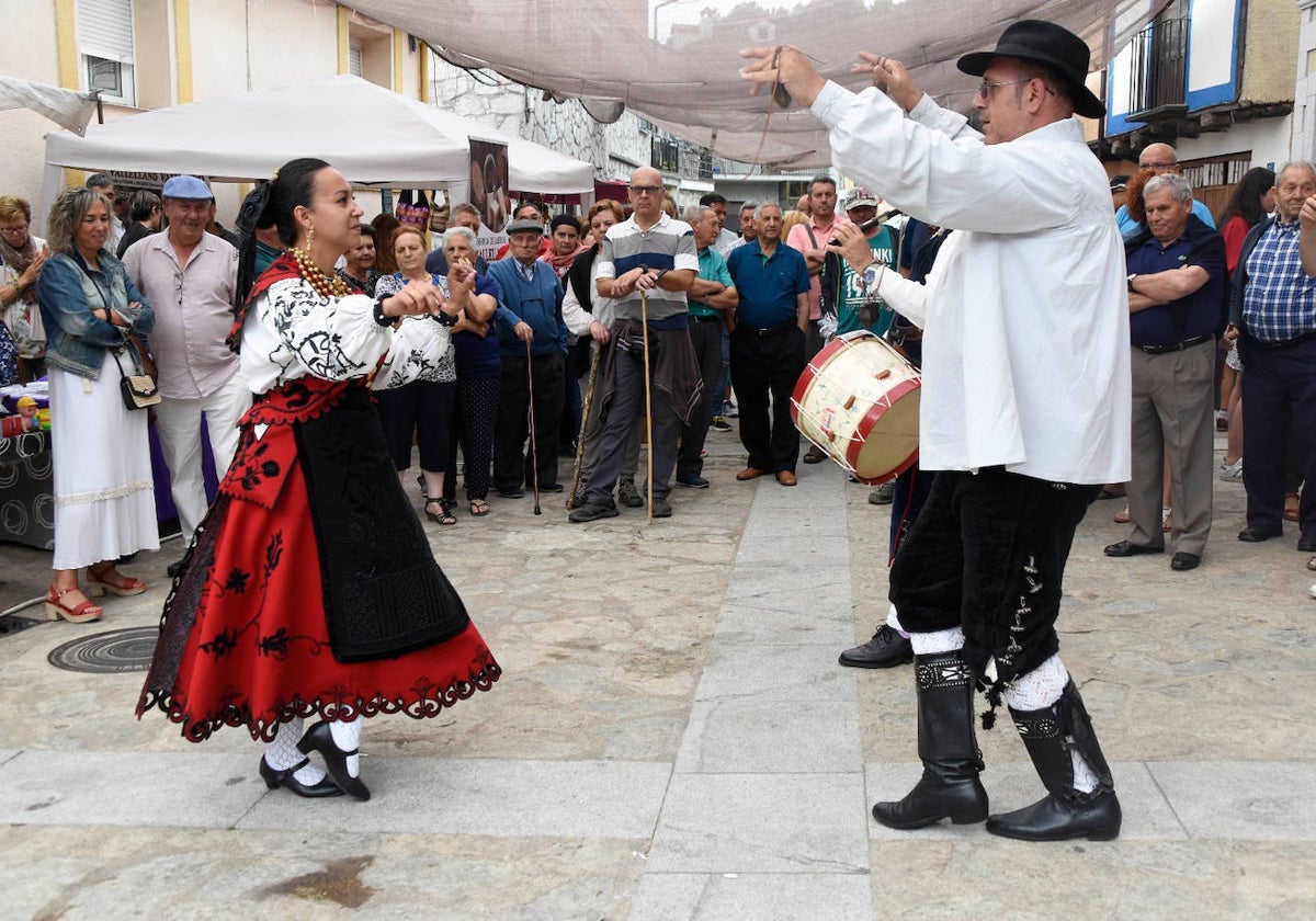 Bailes tradicionales en las alegres fiestas de Madroñal