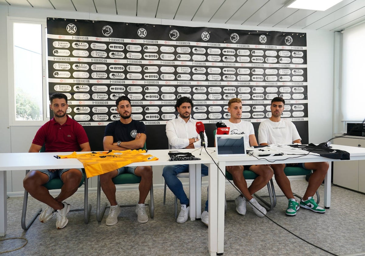 Rubén Andrés, con los nuevos fichajes del Unionistas.