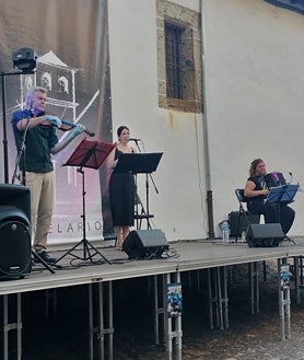 Imagen secundaria 2 - Momentos de la primera actuación del ciclo «Noches en la Torre» en Candelario.