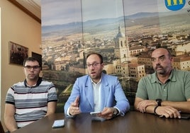 Rodrigo Toribio, Marcos Iglesias y Ramón Sastre presentaron la moción en defensa de los bomberos voluntarios de Ciudad Rodrigo