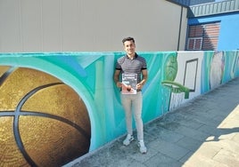 El concejal, Jesús Manuel Hernández, presentó el cartel junto al mural de las instalaciones deportivas dedicado al baloncesto.