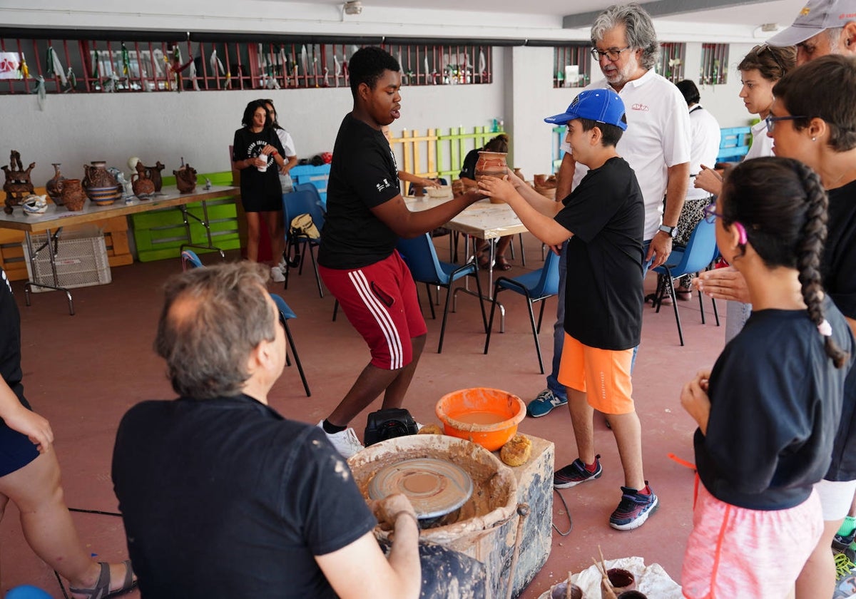 Imagen del taller de barro llevado a cabo en las semicolonias de la Fundación AVIVA.