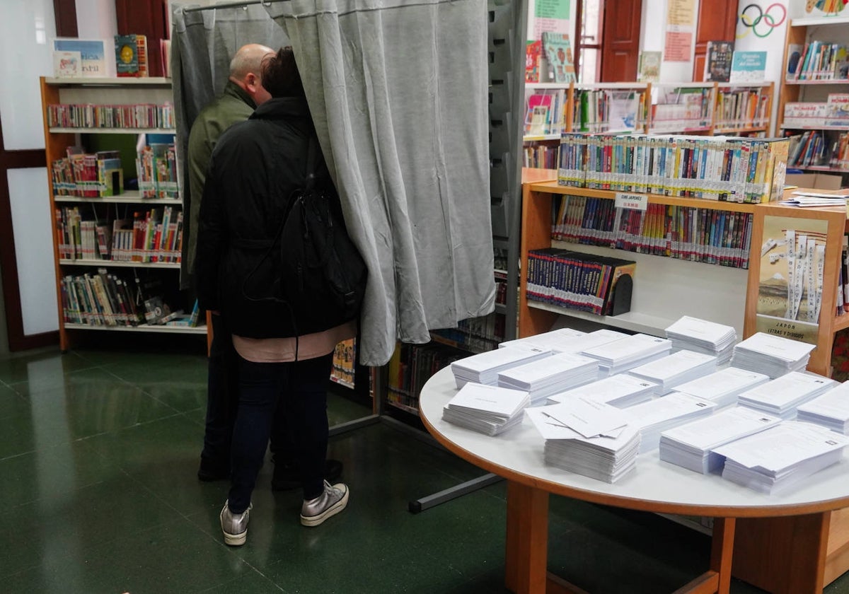 Votación en una cabina durante las pasadas elecciones.