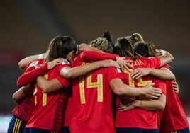 Las jugadoras de la selección de fútbol femenino celebrando un gol.