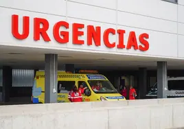 Una ambulancia de Sacyl a las puertas del servicio de Urgencias del Hospital de Salamanca. LAYA