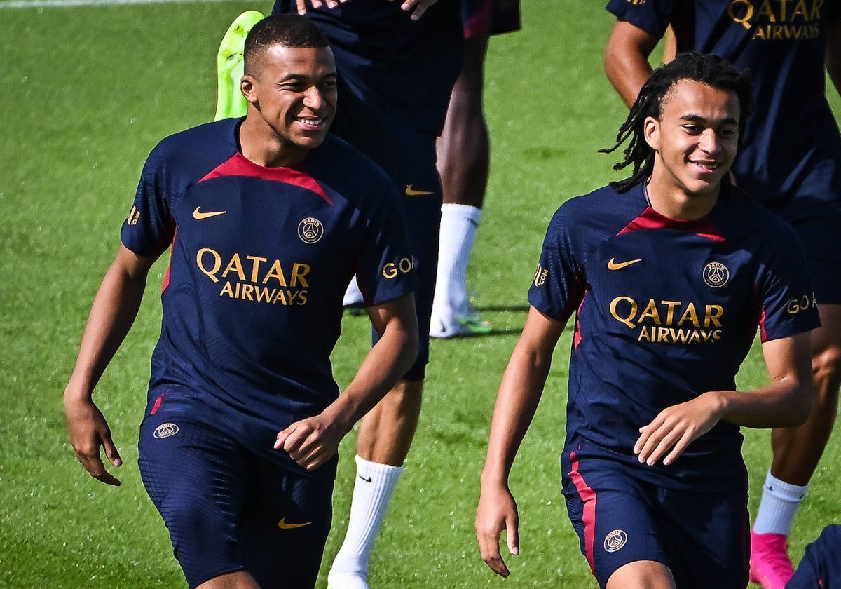 Mbappé, junto a su hermano Ethan en un entrenamiento del PSG.