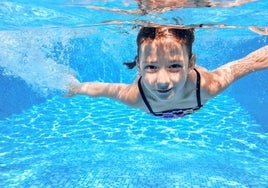 Niña nadando en una piscina limpia