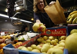 La pera limonera ya se vende en los mercados.