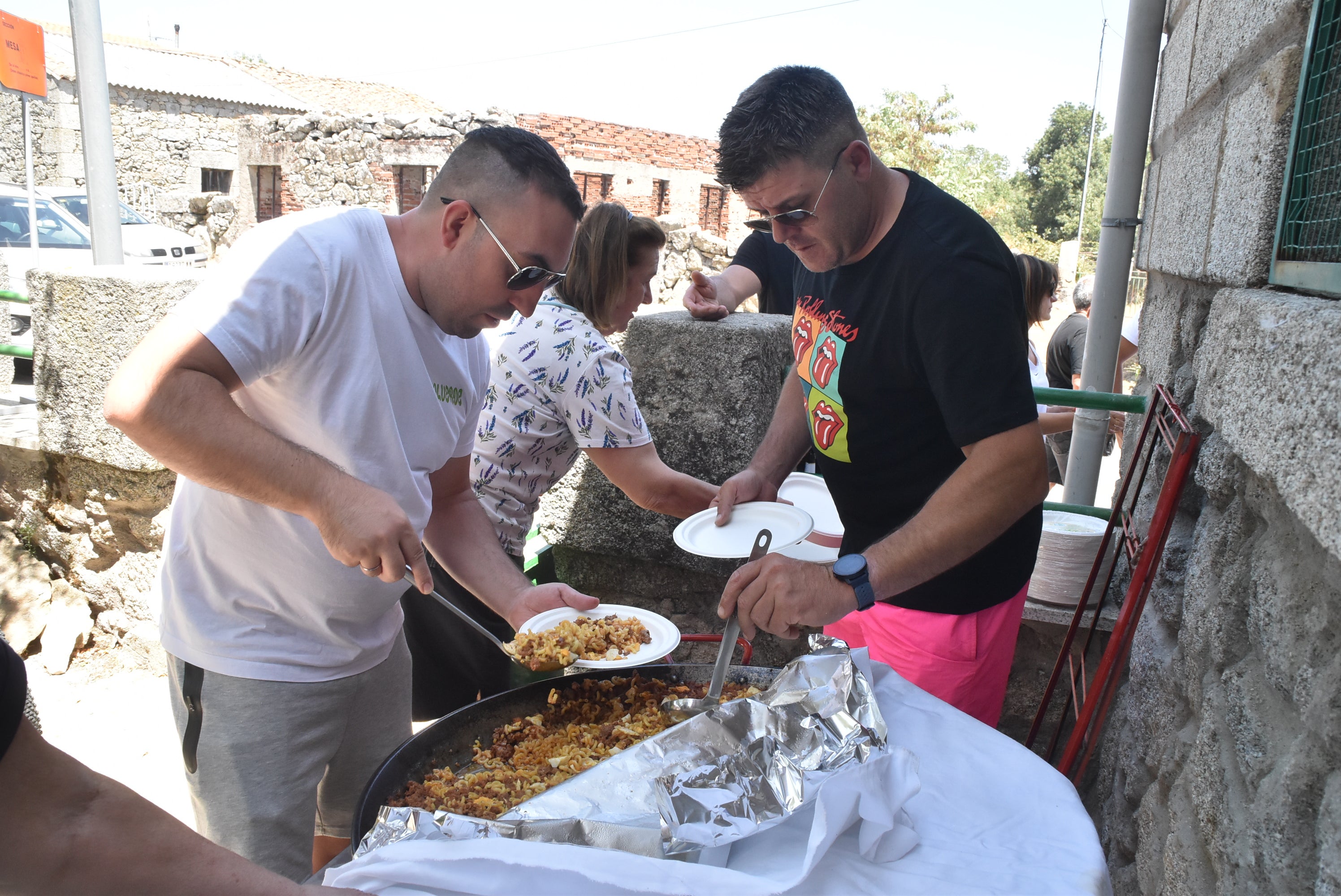 Fideuá y pasta en las fiestas de Santiago en Valverde de Valdelacasa