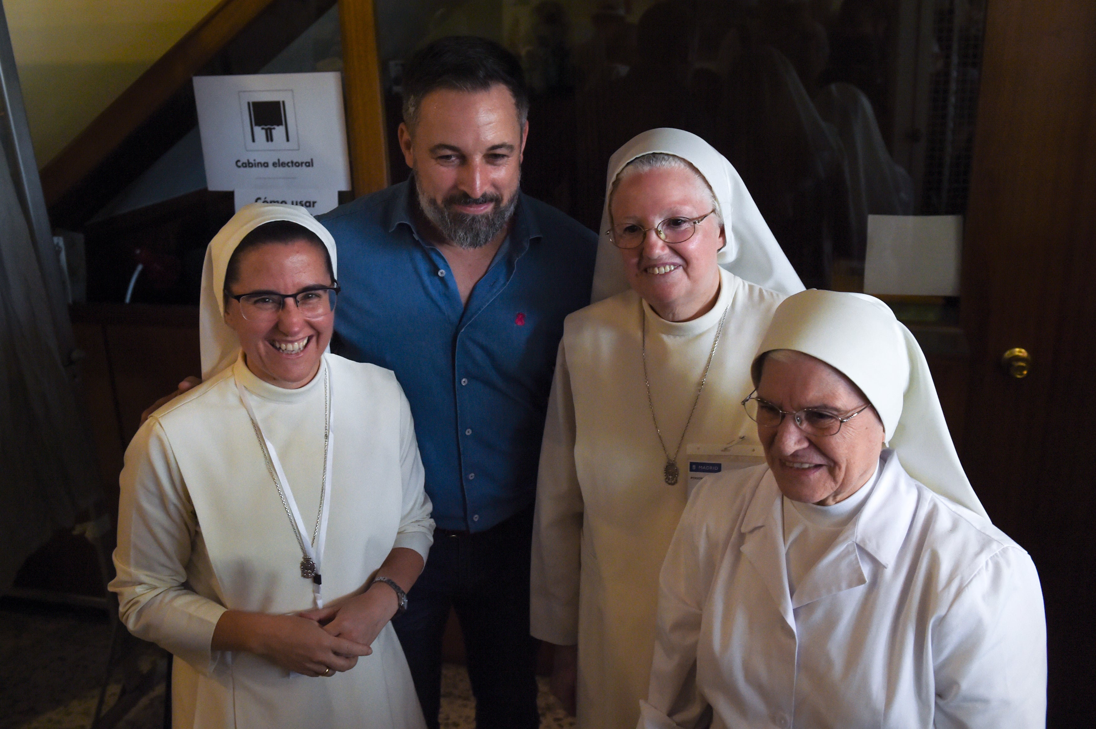 Monjas con Santiago Abascal, líder de Vox