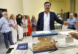 Bermúdez de Castro votando en la mañana del domingo.