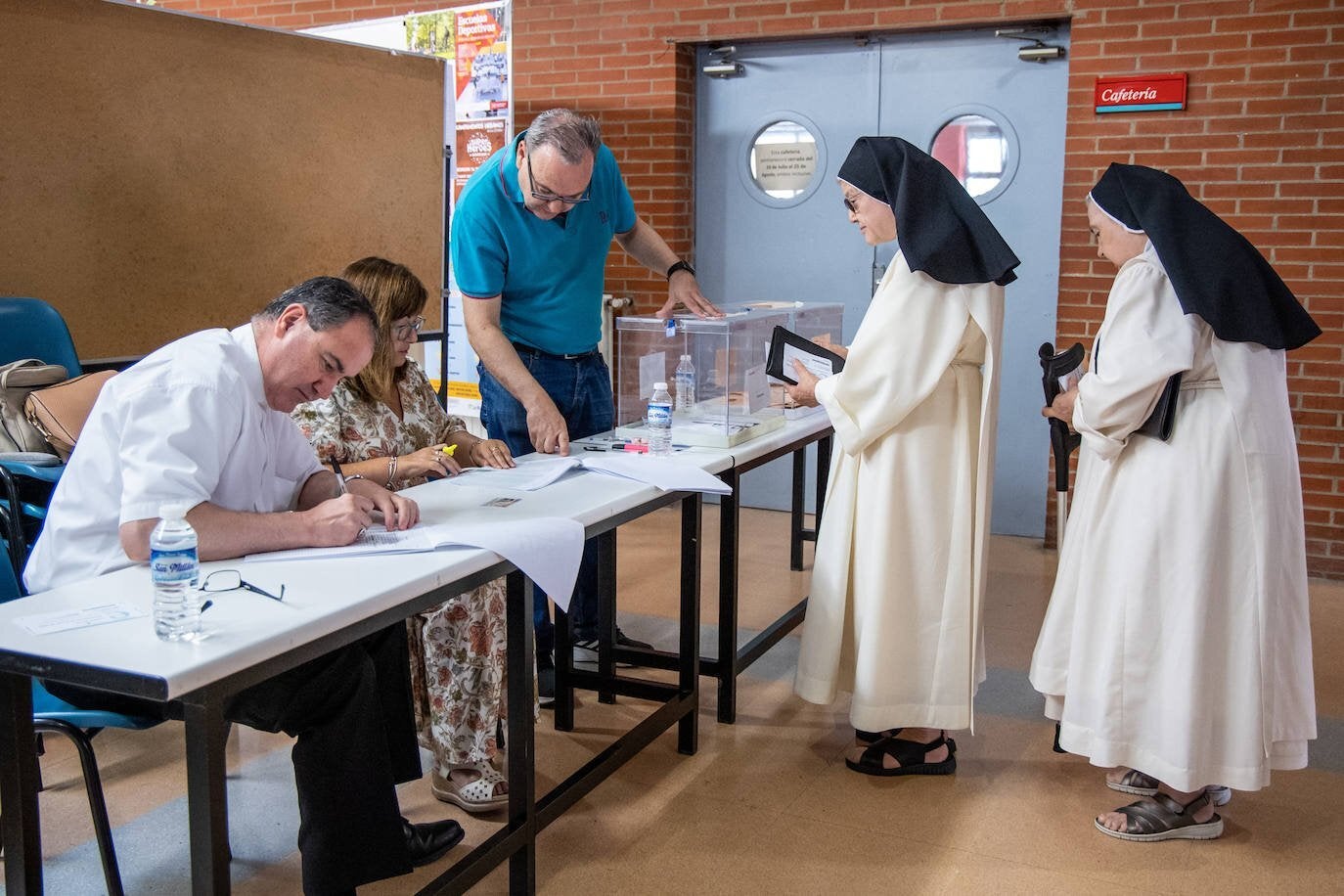 Monjas ejerciendo su derecho a voto