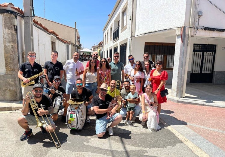 Imagen principal - Los vecinos de Santiago de la Puebla continúan derrochando fiesta