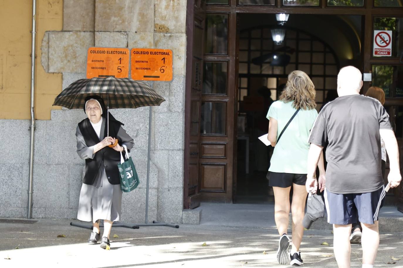 Los salmantinos se lanzan a las urnas: colas y esperas para evitar el calor de las horas centrales