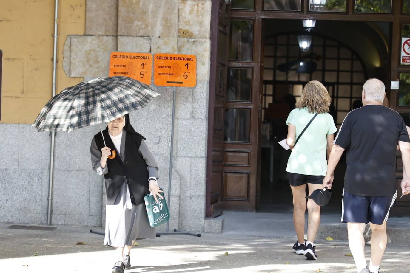 Los salmantinos se lanzan a las urnas: colas y esperas para evitar el calor de las horas centrales