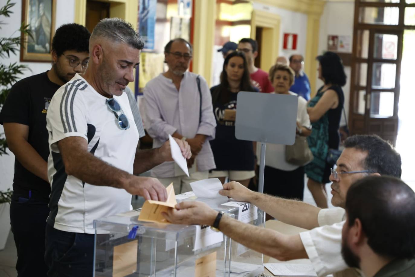 Los salmantinos se lanzan a las urnas: colas y esperas para evitar el calor de las horas centrales