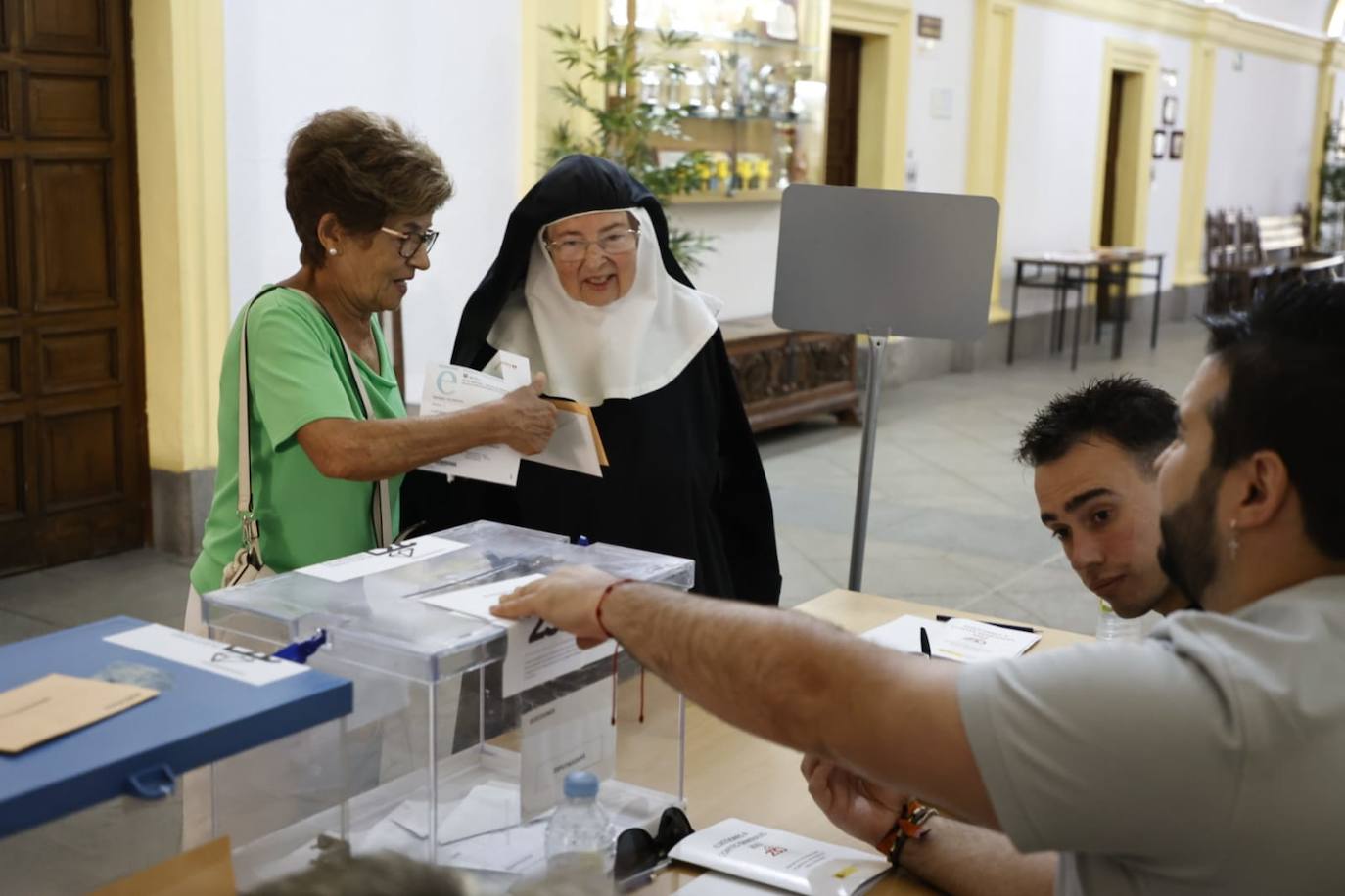 Los salmantinos se lanzan a las urnas: colas y esperas para evitar el calor de las horas centrales