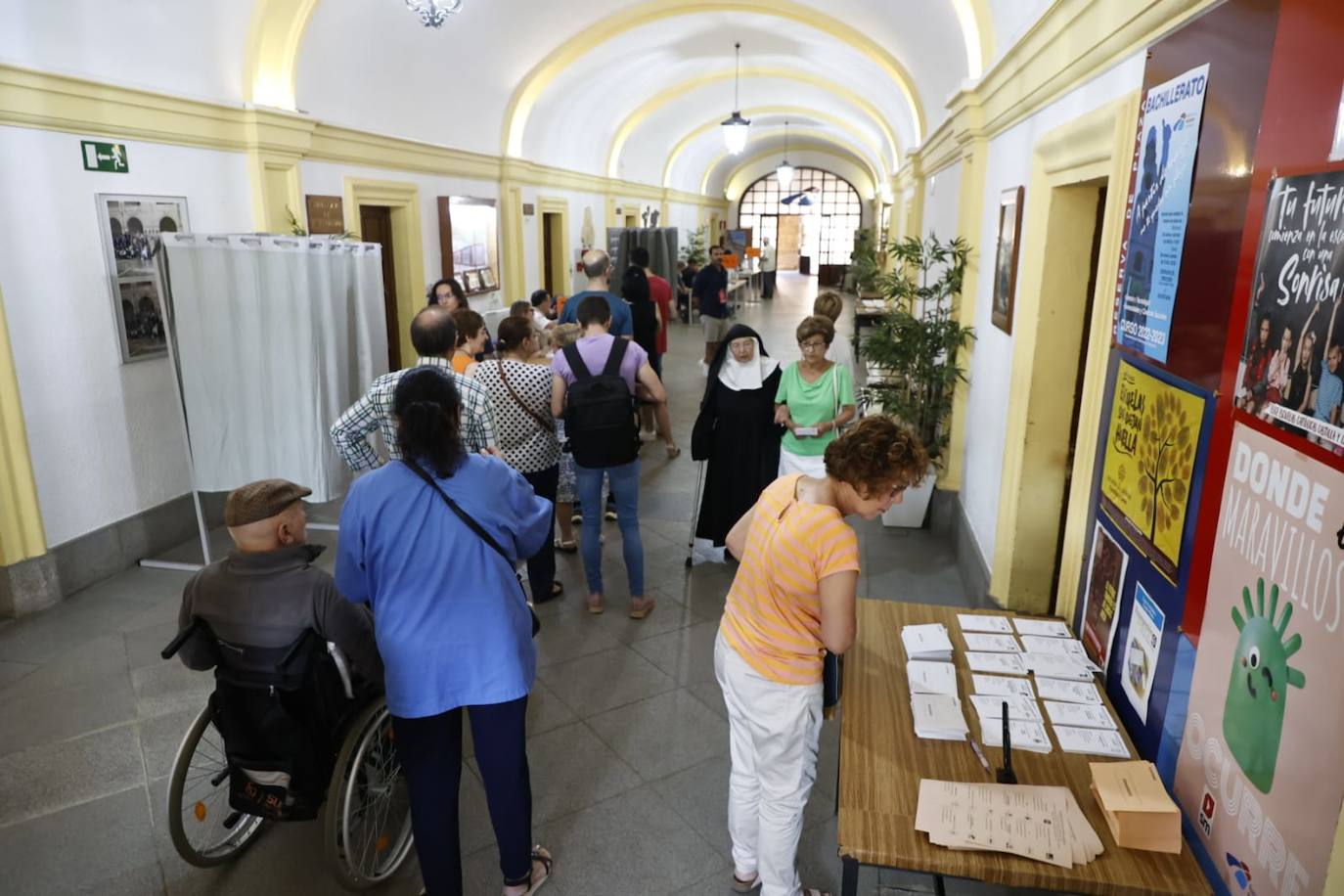 Los salmantinos se lanzan a las urnas: colas y esperas para evitar el calor de las horas centrales