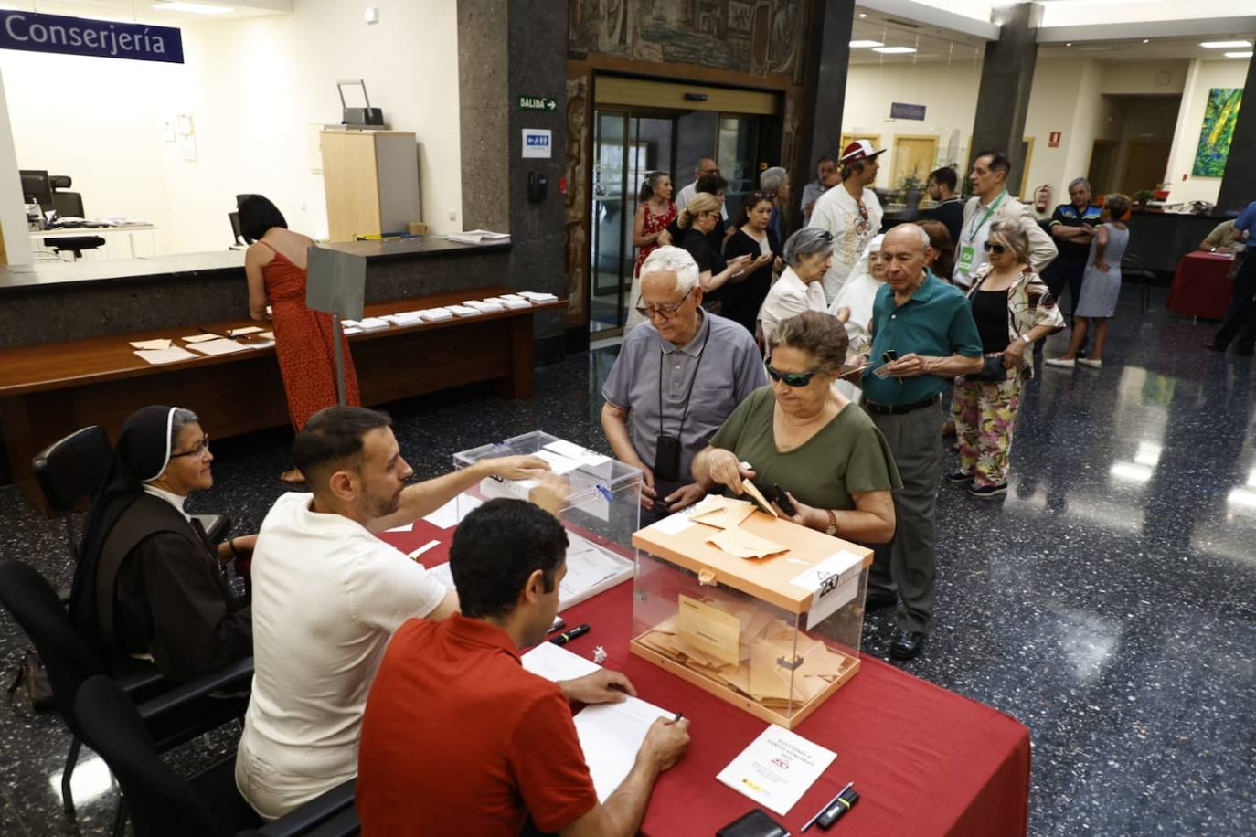 Los salmantinos se lanzan a las urnas: colas y esperas para evitar el calor de las horas centrales