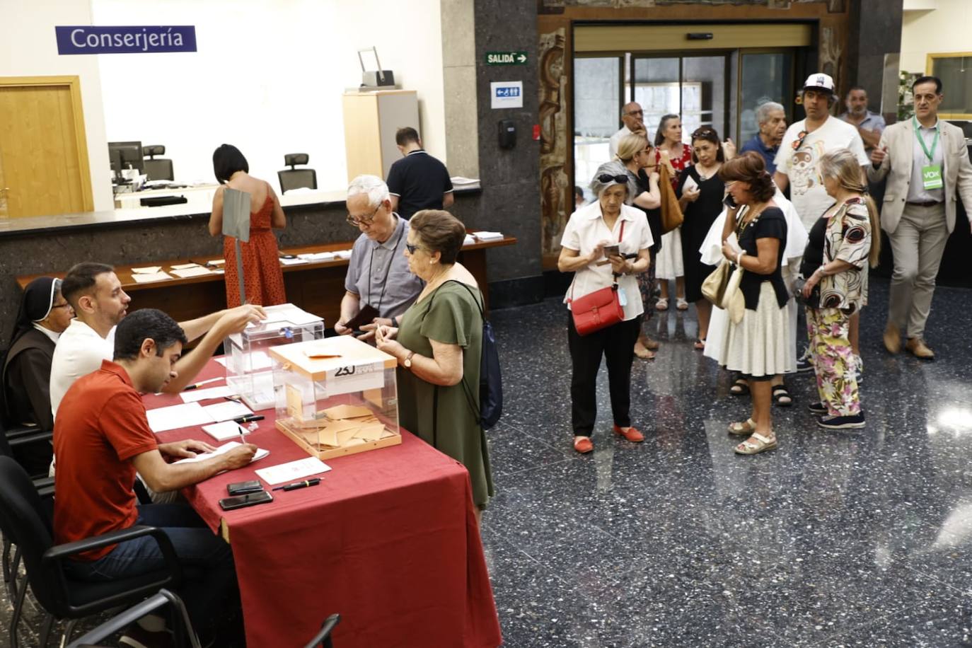 Los salmantinos se lanzan a las urnas: colas y esperas para evitar el calor de las horas centrales