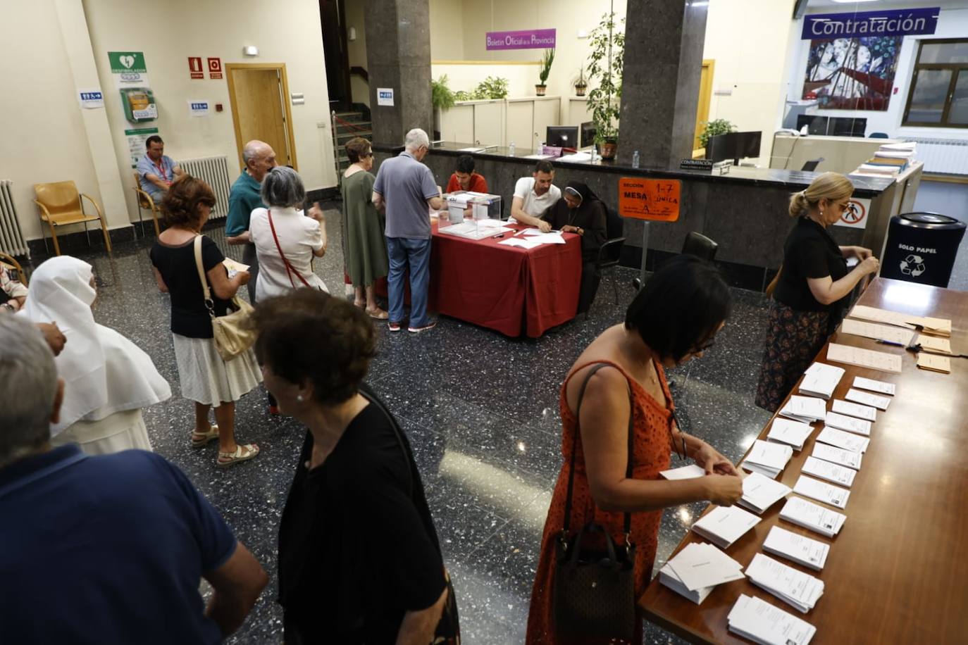 Los salmantinos se lanzan a las urnas: colas y esperas para evitar el calor de las horas centrales