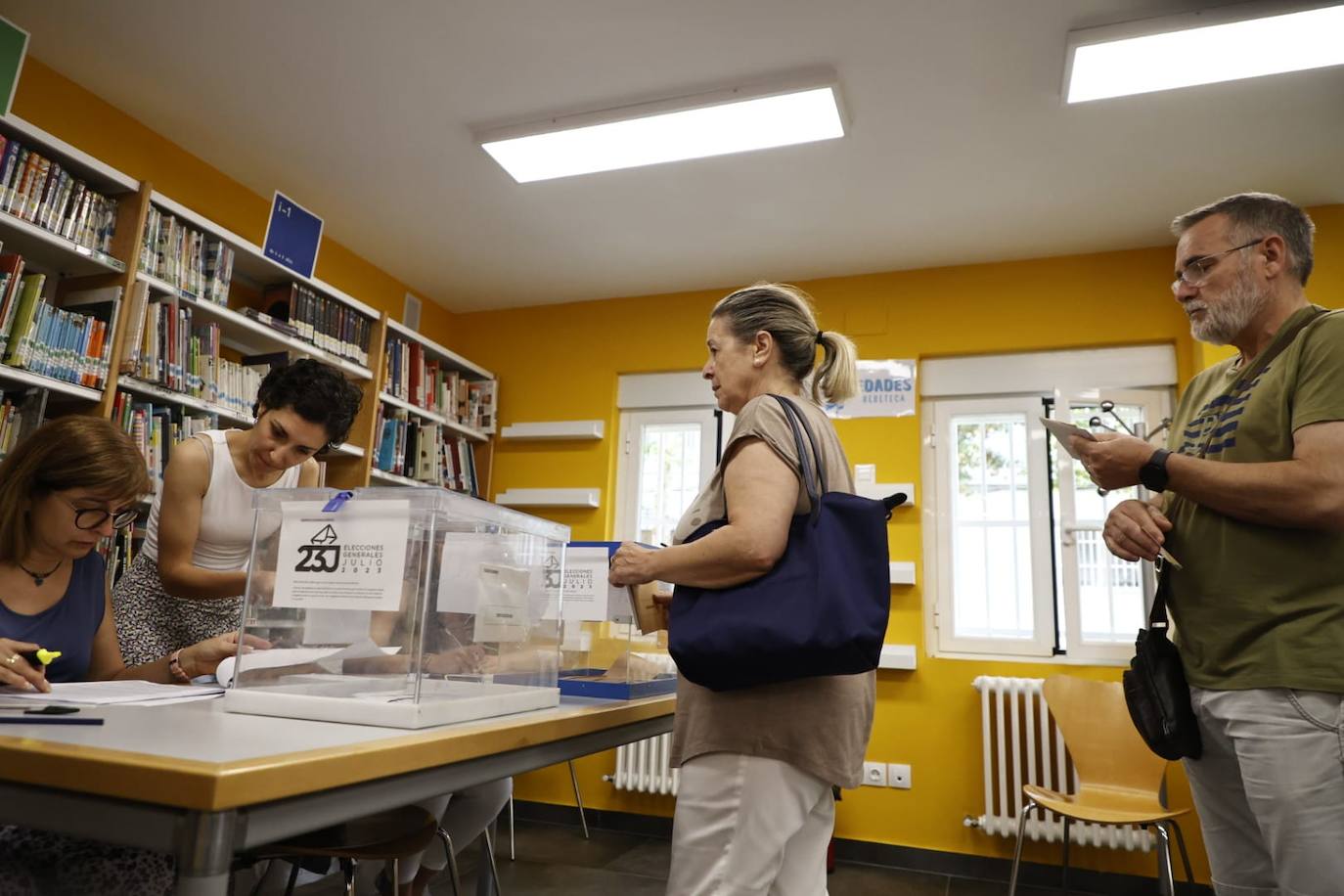 Los salmantinos se lanzan a las urnas: colas y esperas para evitar el calor de las horas centrales