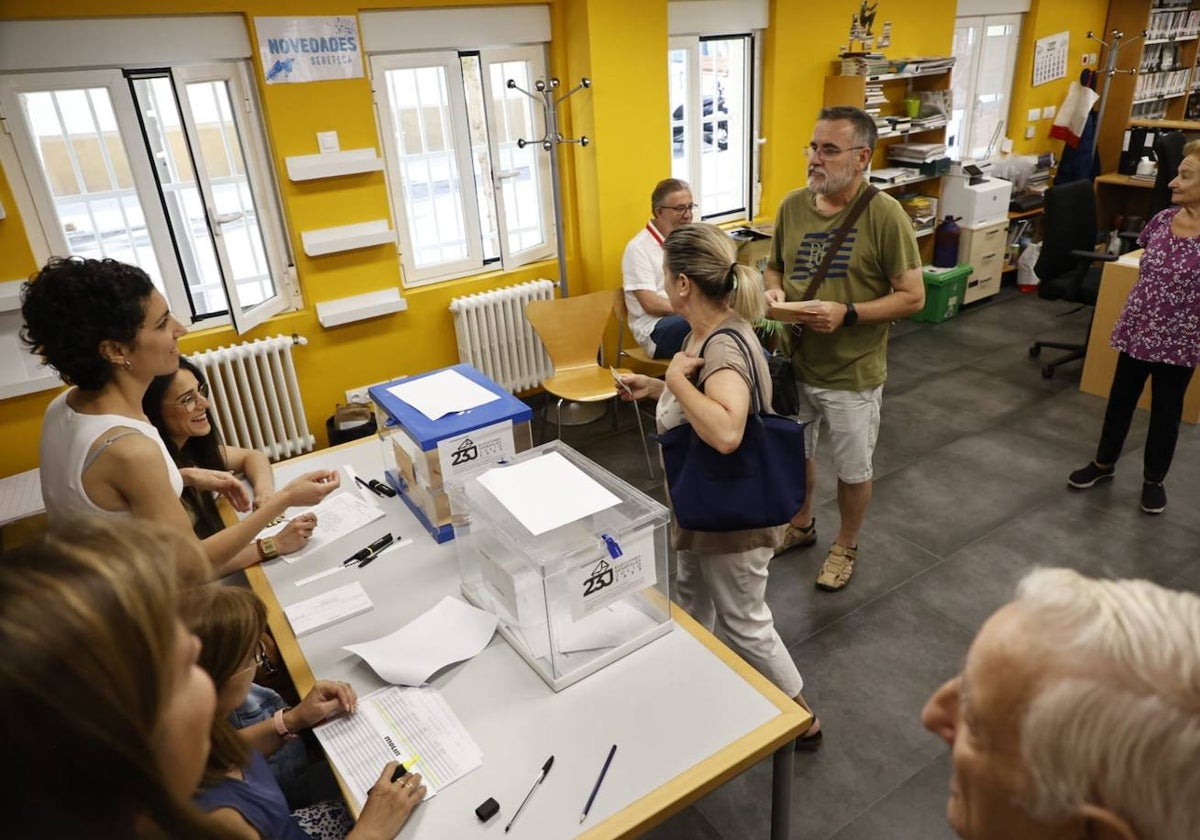 Varios votantes ejercen su derecho al voto este 23J.