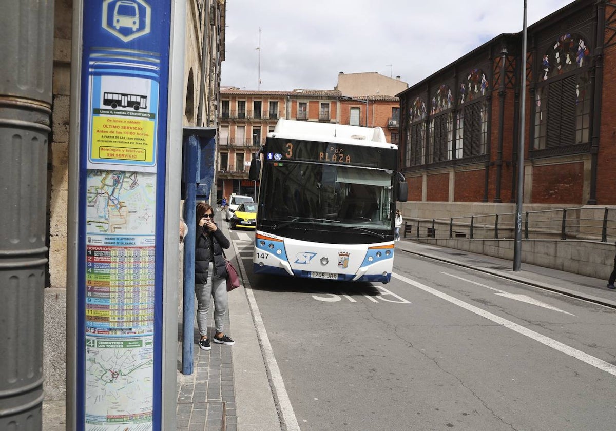 Parada de autobús ubicado en la plaza del Mercado.