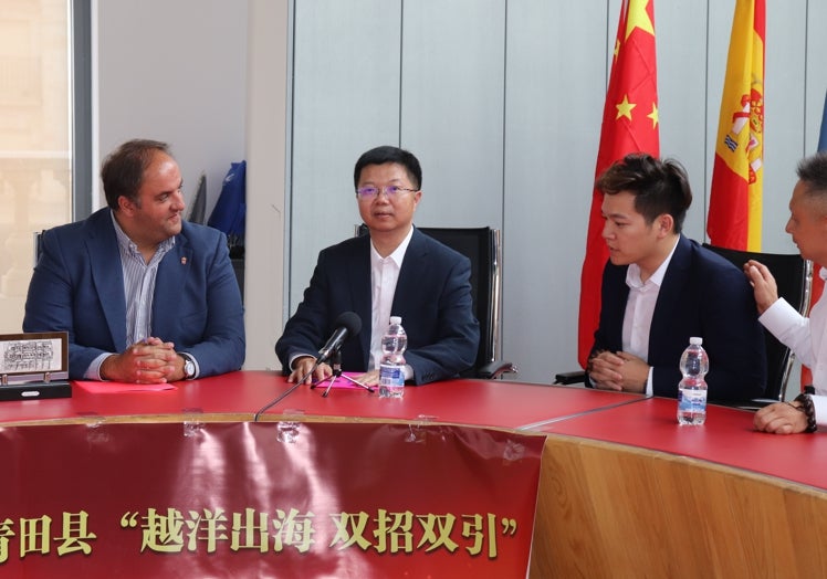 El alcalde de Guijuelo, Roberto Martín, con la delegación china en el Ayuntamiento de la localidad.