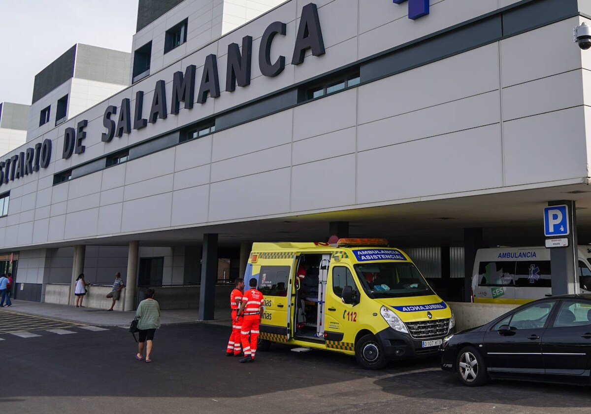 Una ambulancia de Sacyl en las puertas del servicio de Urgencias del Hospital de Salamanca.