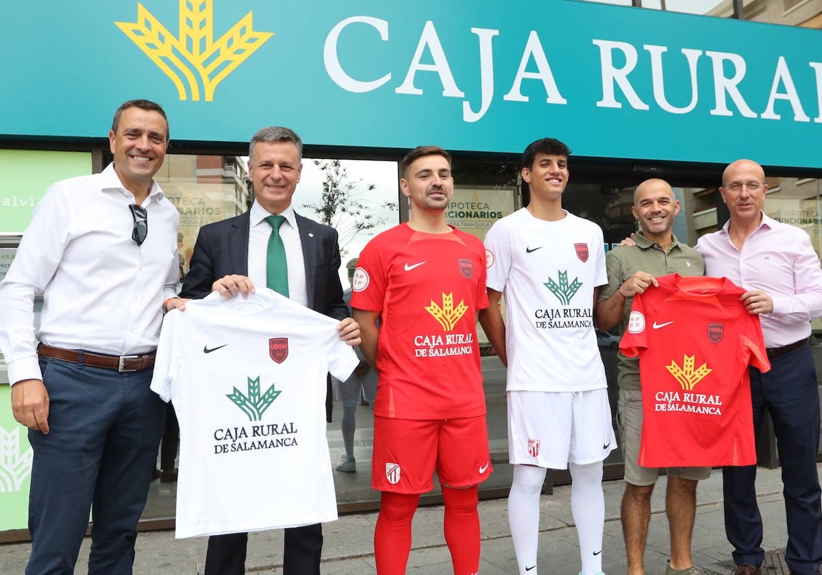 Responsables del Santa Marta y de Caja Rural en la presentación de las nuevas camisetas.