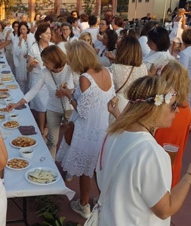 Imagen secundaria 2 - Las mujeres de Macotera disfrutan de la «noche blanca»