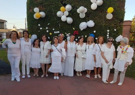 Imagen secundaria 1 - Las mujeres de Macotera disfrutan de la «noche blanca»