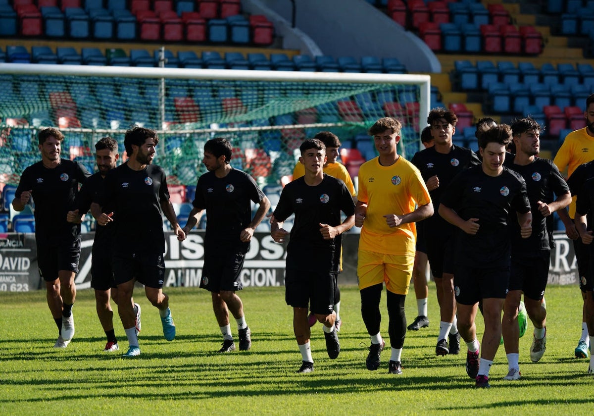 Jugadores de la cantera con el primer equipo en el Helmántico.