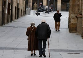 Personas mayores paseando por Salamanca.