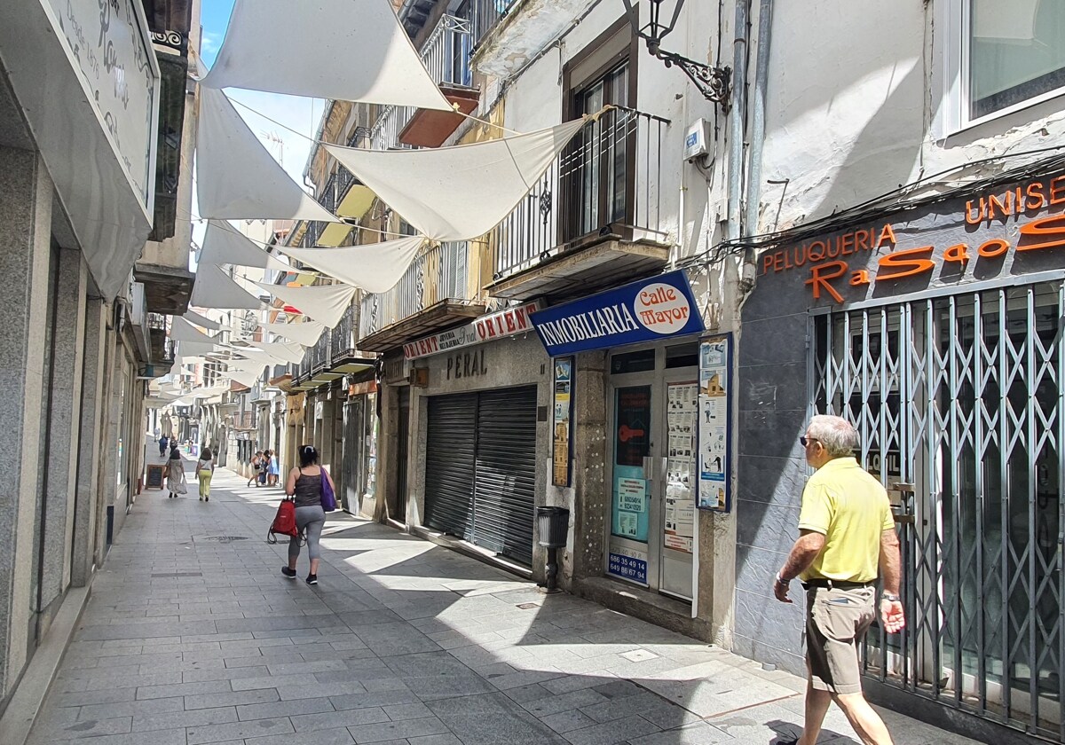 Imagen de la calle Mayor de Béjar, una de las zonas qué más ha notado la pérdida de tejido comercial.
