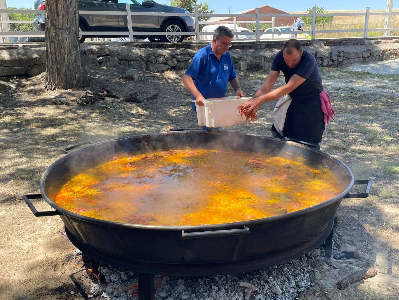 Santiago de la Puebla comparte la paella popular