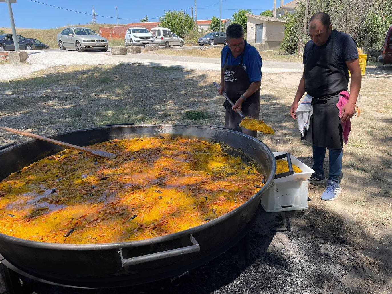 Santiago de la Puebla comparte la paella popular