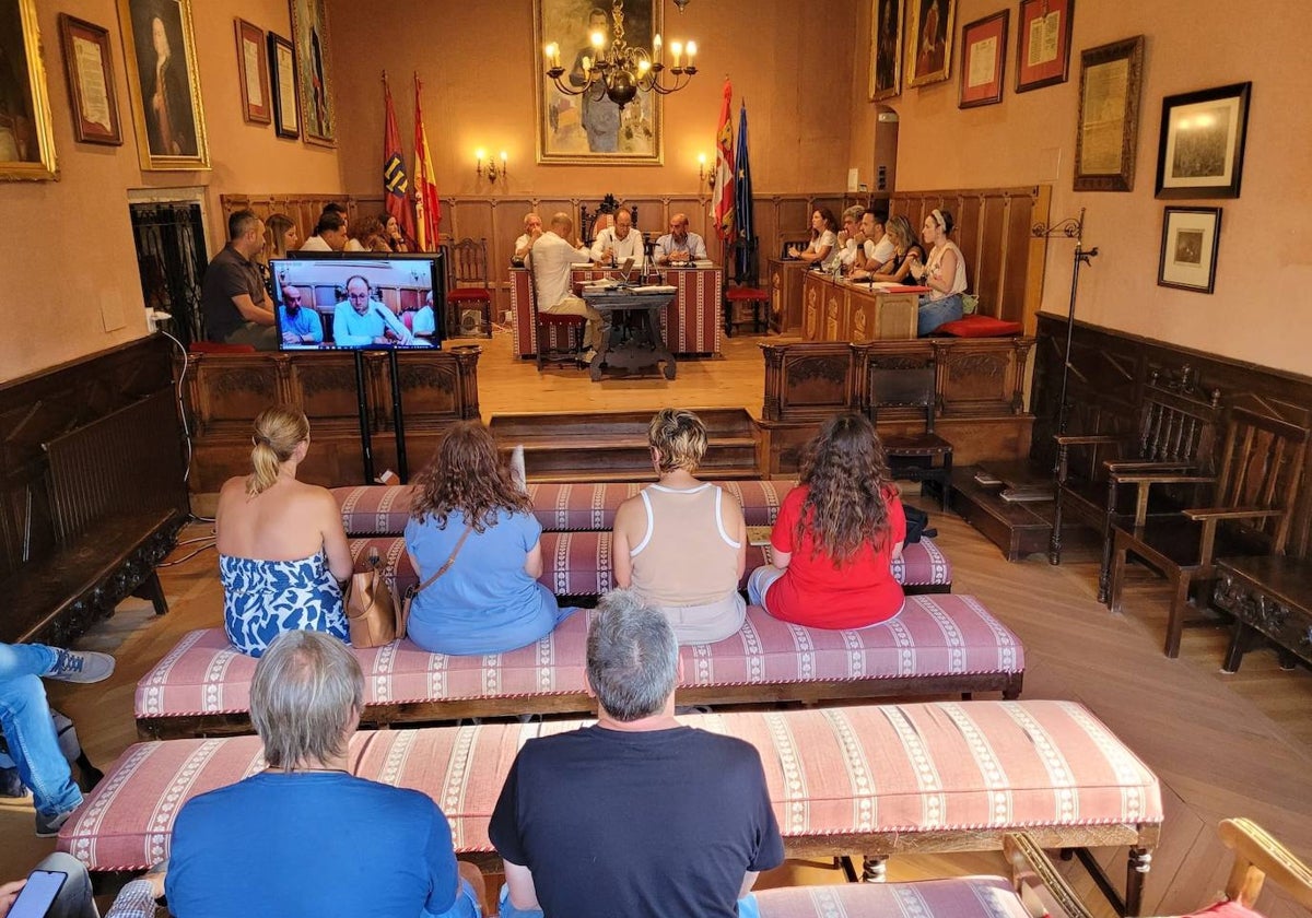 El salón de plenos de Ciudad Rodrigo durante la celebración de la sesión ordinaria